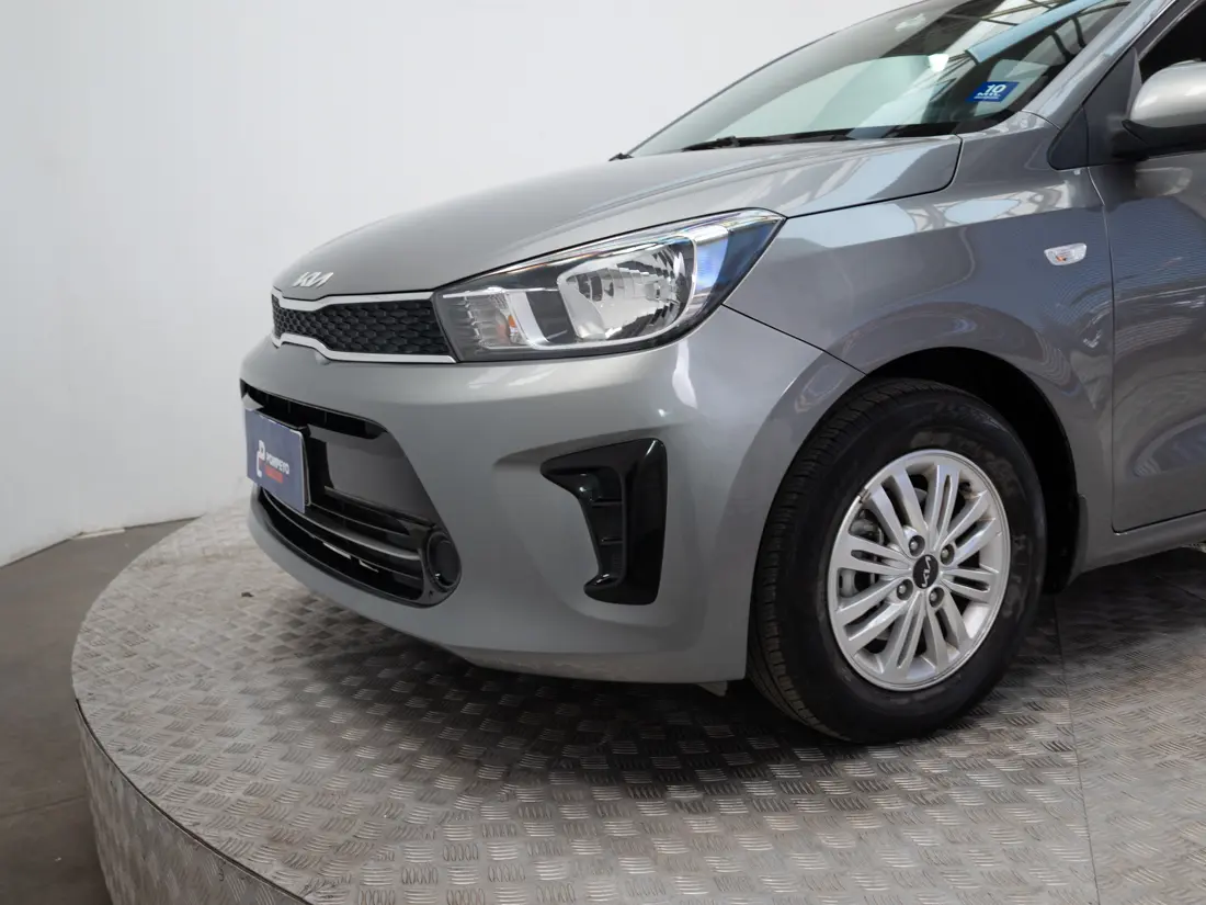 KIA Soluto — foto 18 de 19