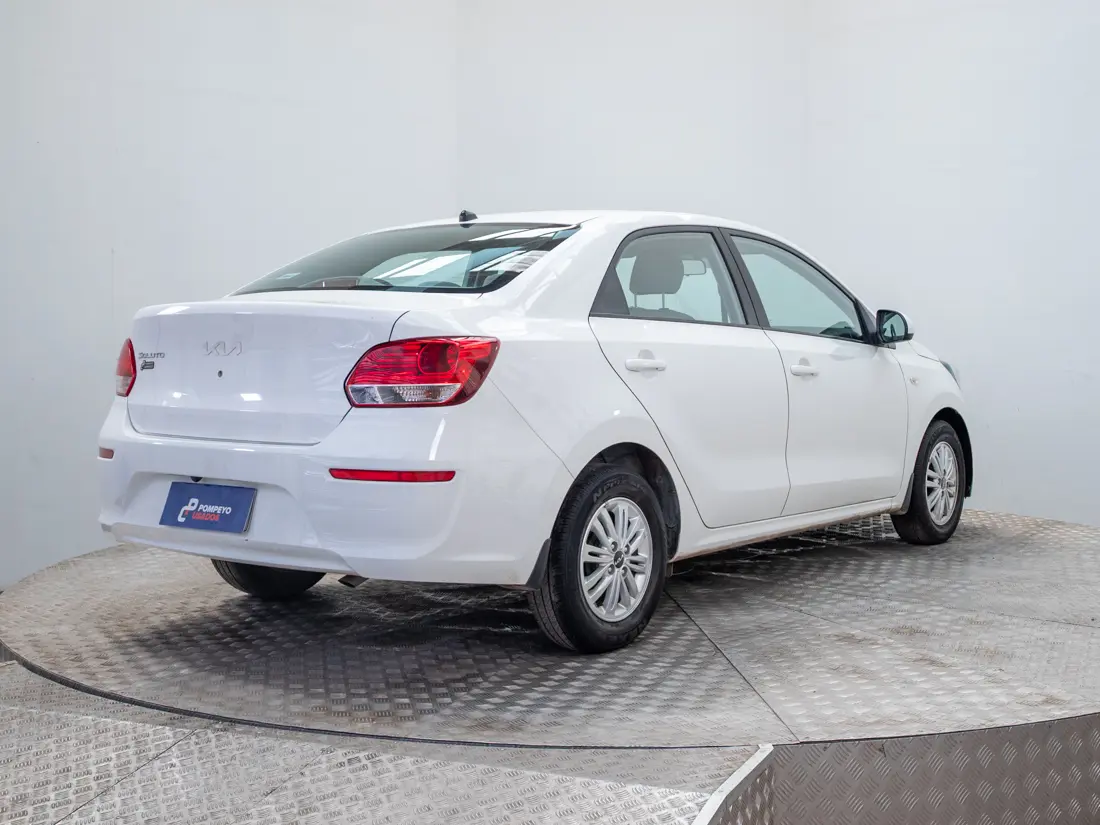 KIA Soluto — foto 6 de 19