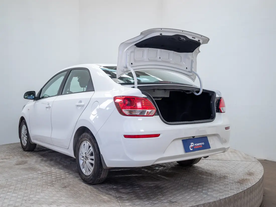 KIA Soluto — foto 9 de 19