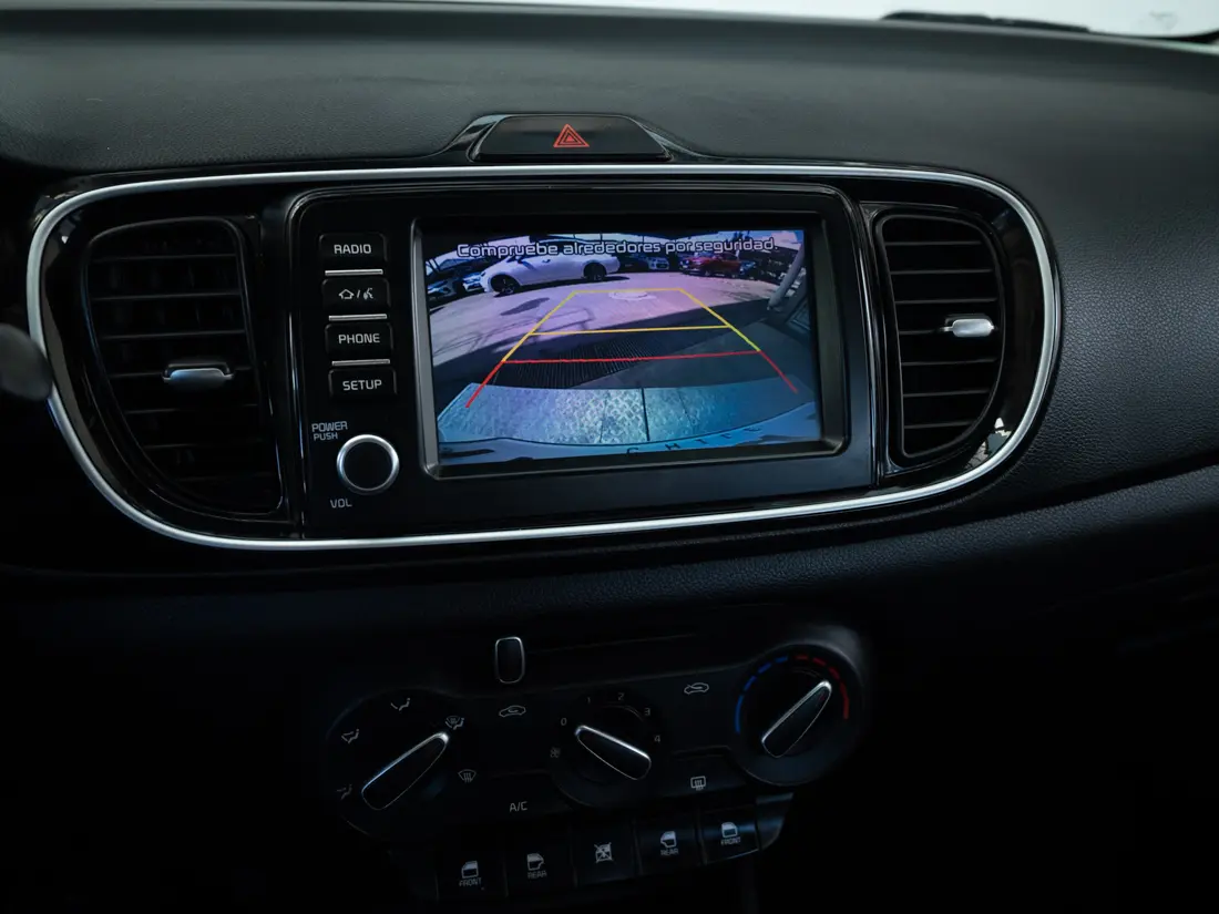 KIA Soluto — foto 18 de 19