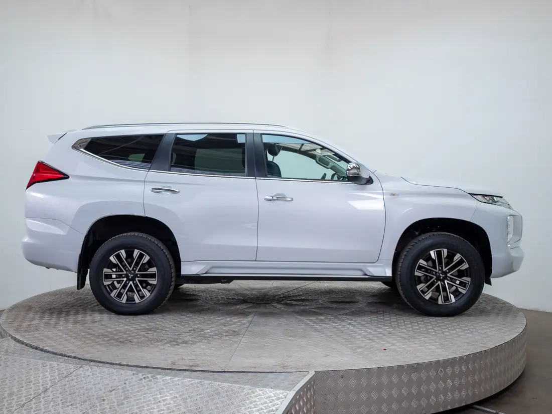 Mitsubishi Montero Sport — foto 7 de 18