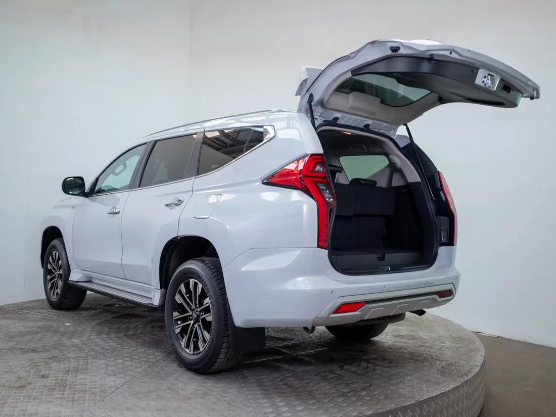 Mitsubishi Montero Sport — foto 9 de 18