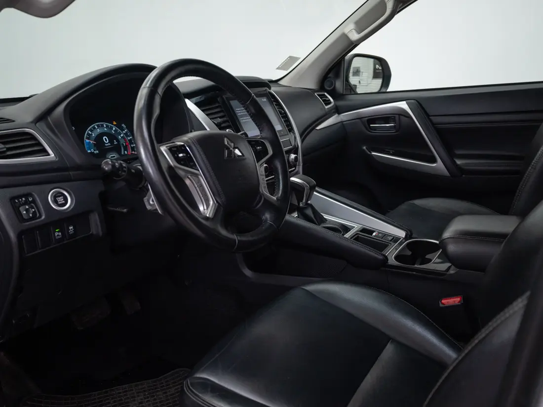 Mitsubishi Montero Sport — foto 10 de 18