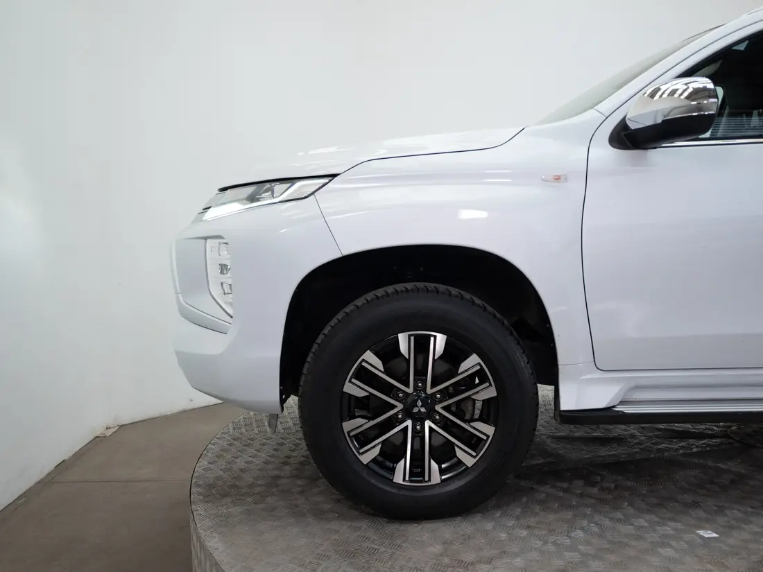 Mitsubishi Montero Sport — foto 17 de 18