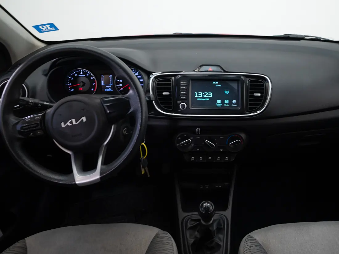 KIA Soluto — foto 14 de 18