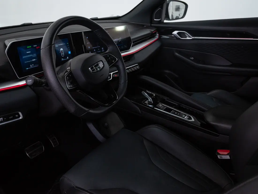 Geely Coolray — foto 10 de 18