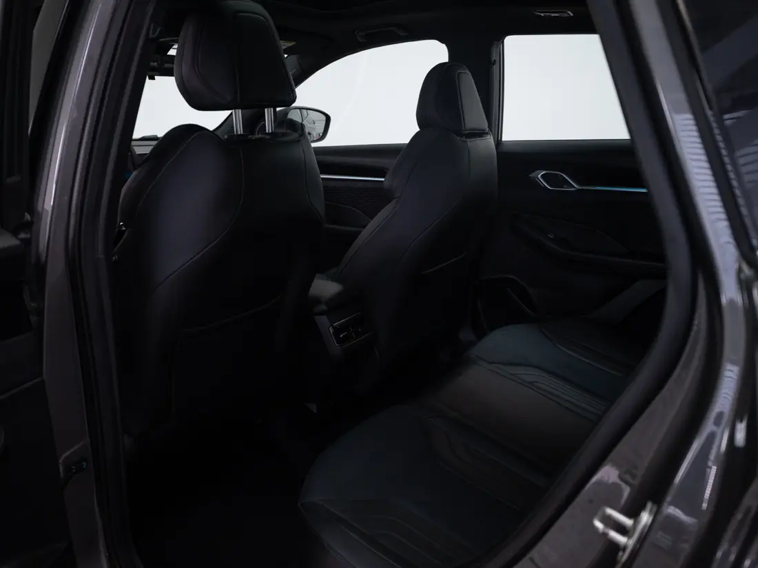 Geely Coolray — foto 13 de 18