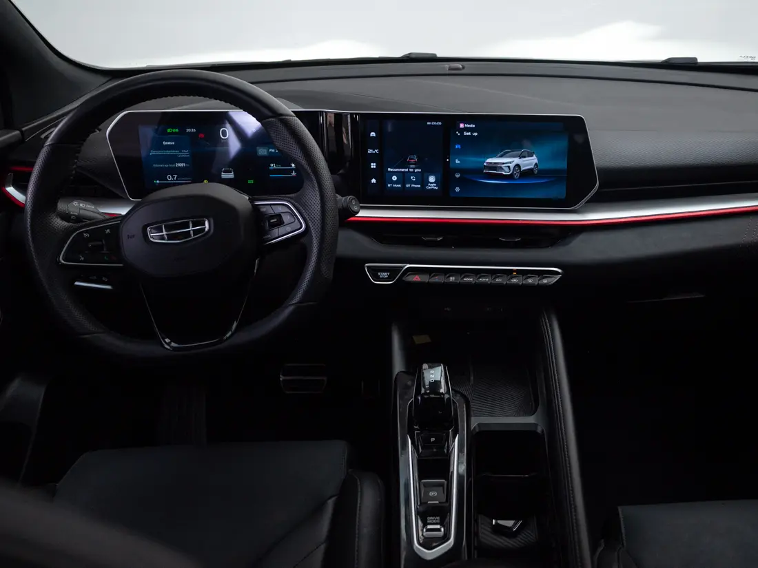 Geely Coolray — foto 14 de 18
