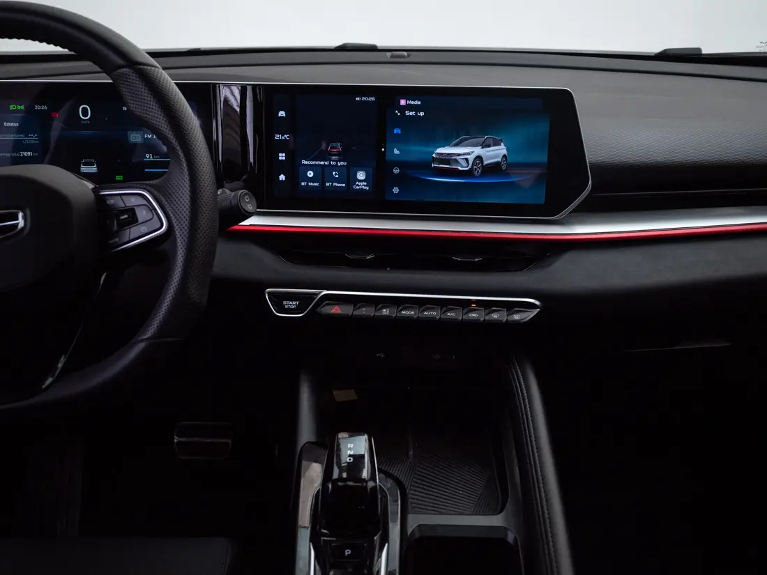 Geely Coolray — foto 15 de 18