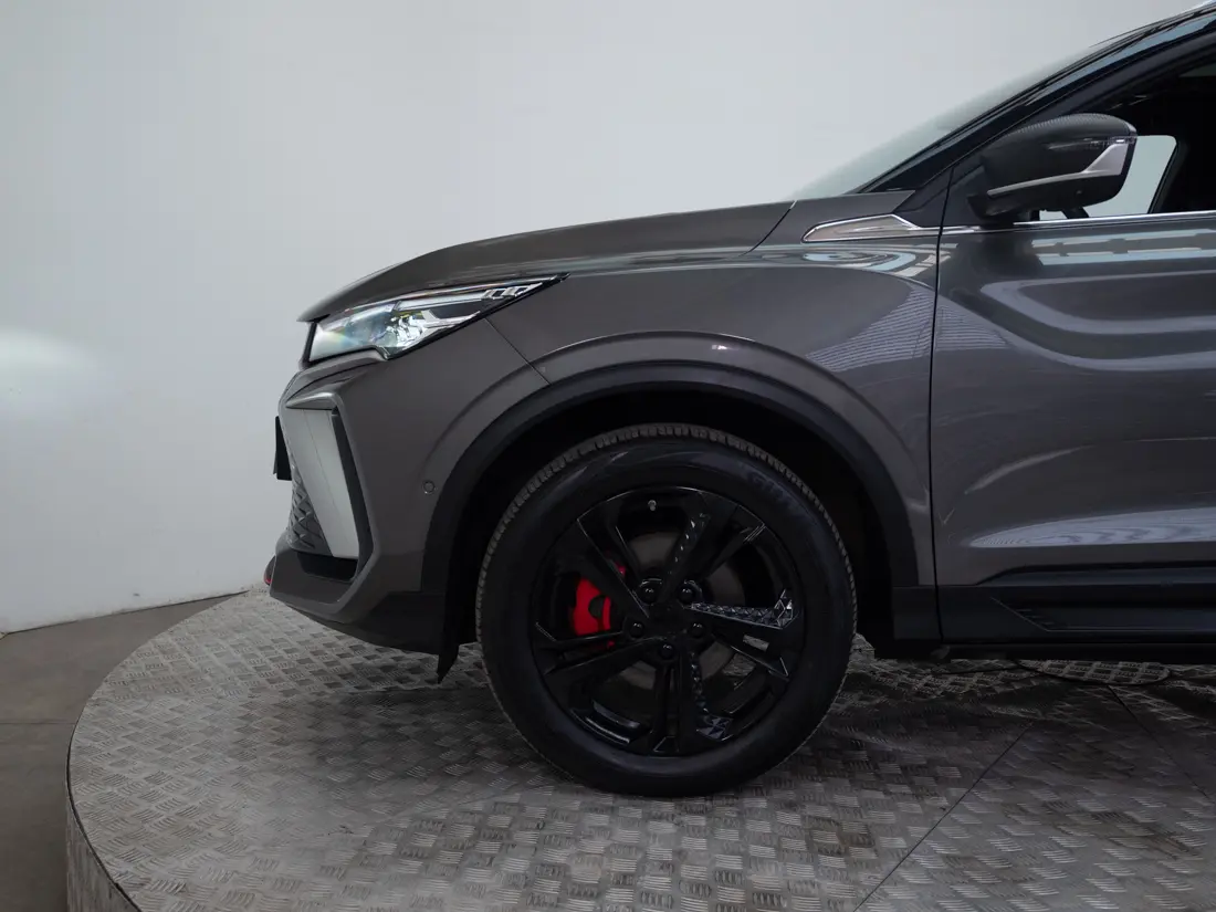 Geely Coolray — foto 16 de 18
