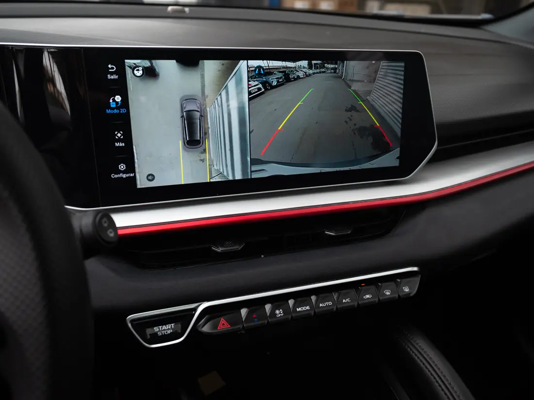 Geely Coolray — foto 17 de 18