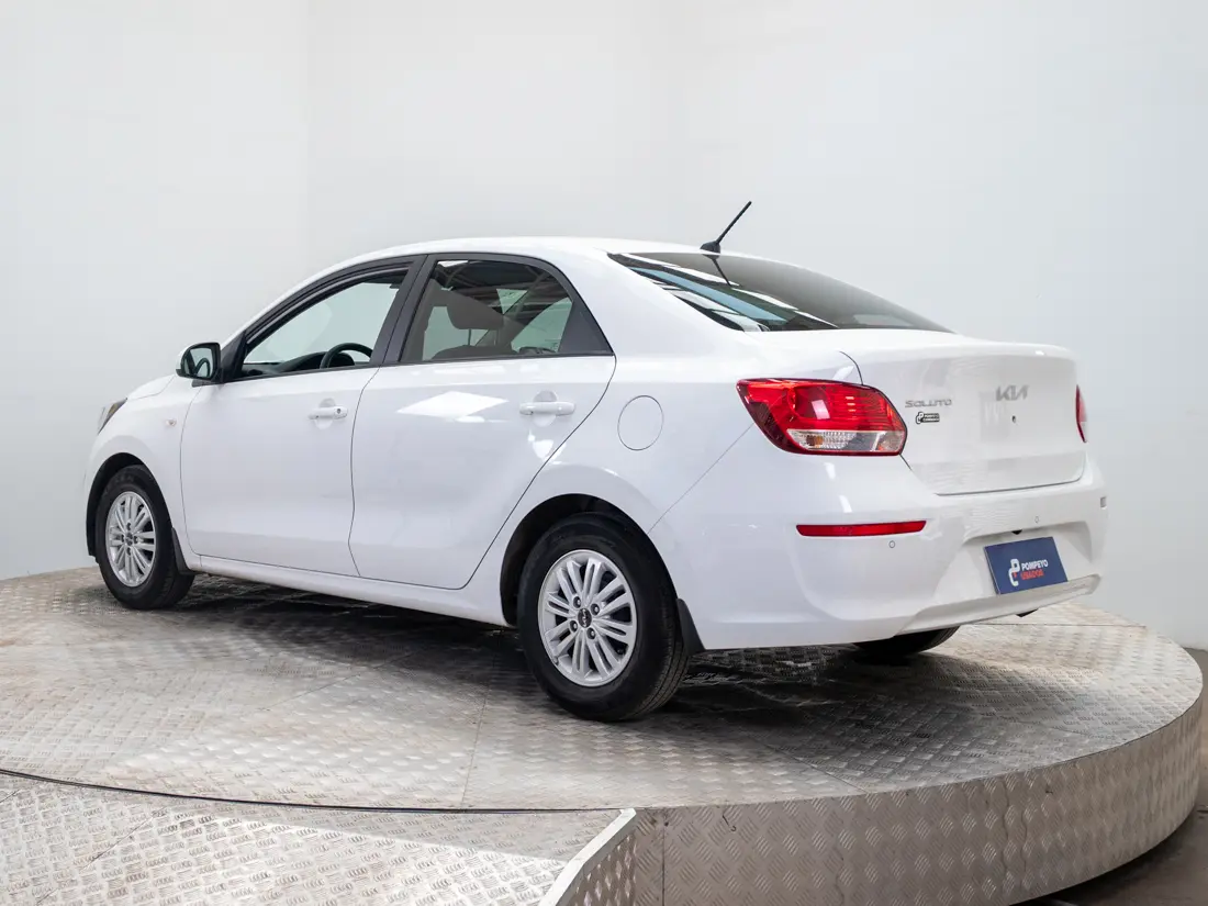 KIA Soluto — foto 4 de 19