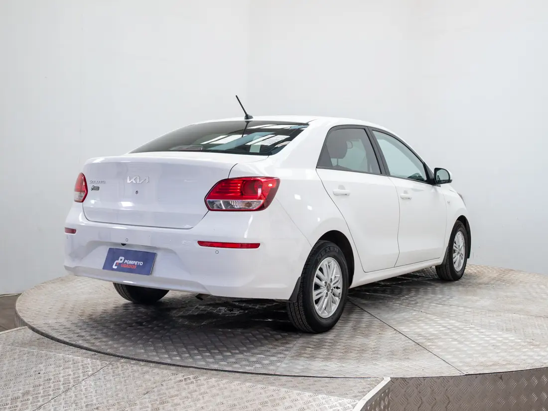 KIA Soluto — foto 6 de 19