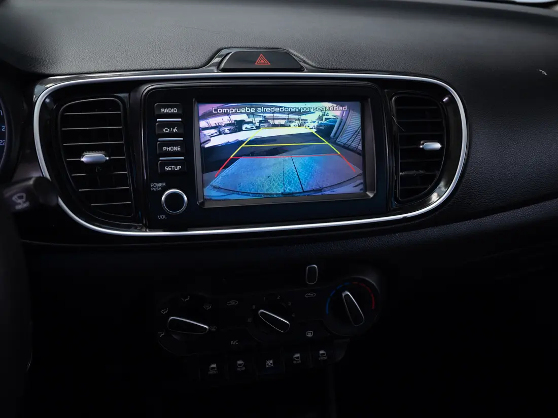 KIA Soluto — foto 18 de 19